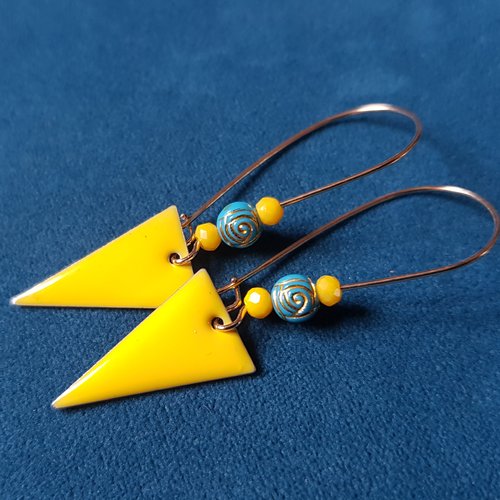 Boucle d'oreille perles acrylique bleu, triangle émaillé jaune, crochet en métal acier inoxydable doré