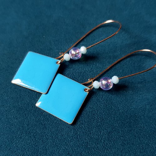 Boucle d'oreille perles acrylique, carré émaillé bleu, crochet en métal acier inoxydable doré