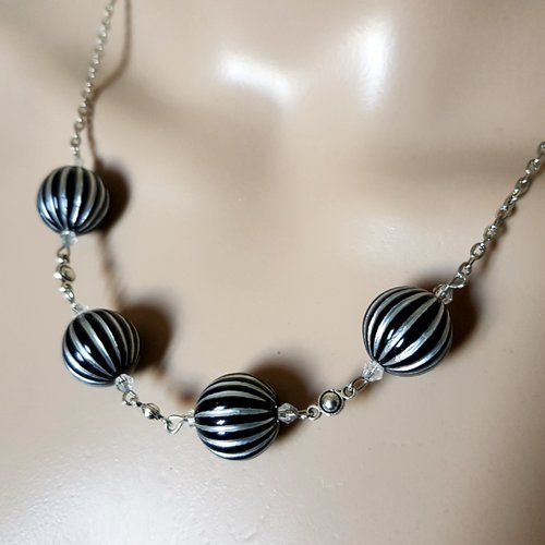Collier grosses perles acrylique noir, argenté, petits connecteurs, chaîne en acier inoxydable argenté