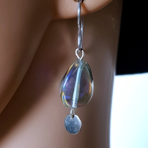 Boucle d'oreille perles en verre transparente bleuté avec reflets multicolore, crochet en métal acier inoxydable argenté