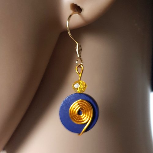 Boucle d'oreille cercle en bois léger bleu foncé, perles jaune transparente, crochet en métal inoxydable doré