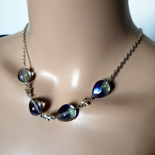 Collier étoiles, perles transparente avec reflets bleuté, violet, multicolore, chaîne d’extension, fermoir, chaîne en métal a