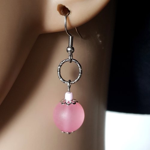 Boucle d'oreille perles en acrylique rose givré, crochet en métal acier inoxydable argenté