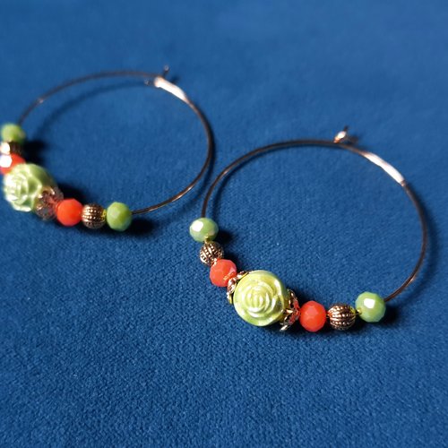 Boucle d'oreille créole fleurs en acrylique vert clair, perles en verre orange, métal acier inoxydable doré