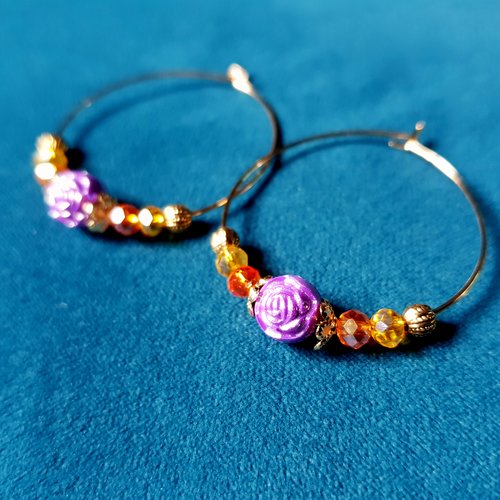 Boucle d'oreille créole fleurs en acrylique violet, perles en verre orange, jaune, métal acier inoxydable doré