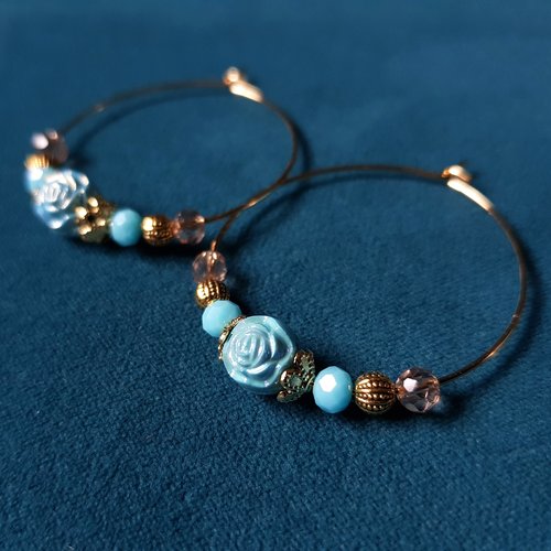 Boucle d'oreille créole fleurs en acrylique bleu, perles en verre, métal acier inoxydable doré