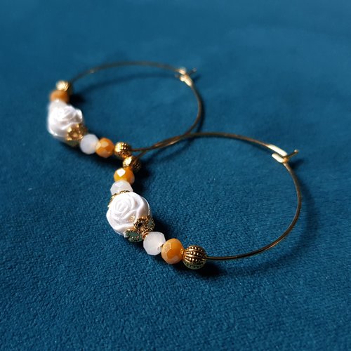Boucle d'oreille créole fleurs en acrylique blanc, perles en verre, métal acier inoxydable doré