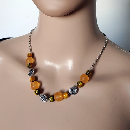 Collier grosses perles acrylique jaune moutarde, argenté, petits connecteurs fleurs, chaîne en acier inoxydable argenté