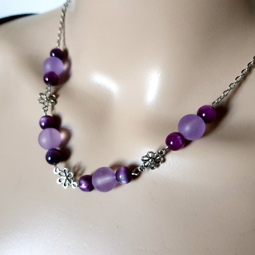 Collier grosses perles acrylique lilas et violet, argenté, petits connecteurs fleurs, chaîne en acier inoxydable argenté