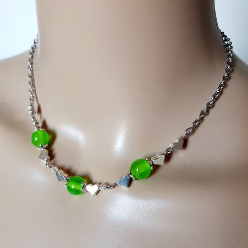 Collier grosses perles acrylique verte clair, argenté, petits connecteurs cœur, chaîne en acier inoxydable argenté