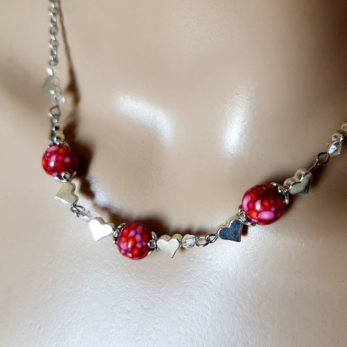 Collier grosses perles acrylique rouge, rose, argenté, petits connecteurs cœur, chaîne en acier inoxydable argenté