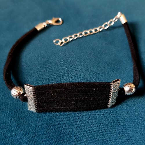 1 bracelet en suédine noir, fermoir mousqueton, perles métal, chaîne en métal argenté