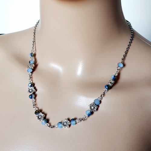 Collier perles fleurs métal, perles en verre bleu avec reflets vert, fermoir, chaîne en acier inoxydable argenté