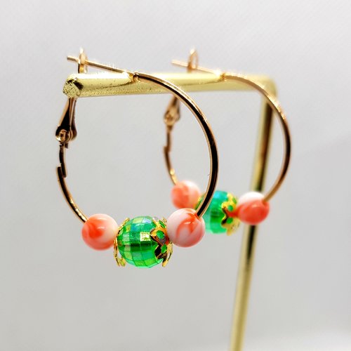Boucle d'oreille petite créole, perles en acrylique vert transparent, orange blanc, métal acier inoxydable doré