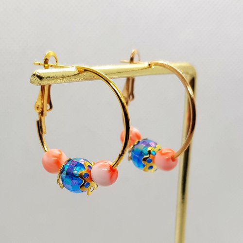 Boucle d'oreille petite créole, perles en acrylique bleu transparent, orange blanc, métal acier inoxydable doré