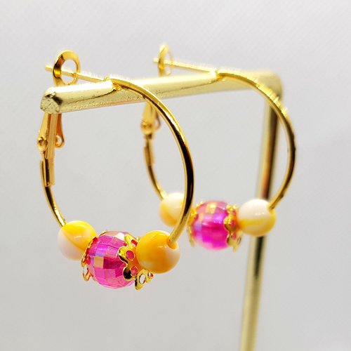 Boucle d'oreille petite créole, perles en acrylique rose fuchsia transparent, jaune blanc, métal acier inoxydable doré