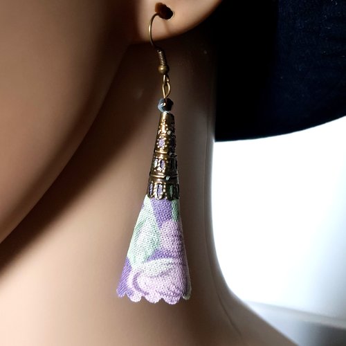 Boucle d'oreille pompon en tissue paume, violet, vert, coupelles ajouré, crochet en métal bronze