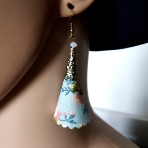 Boucle d'oreille pompon en tissue bleu clair, rose, turquoise, vert kaki, coupelles ajouré, crochet en métal bronze