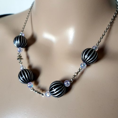Collier grosses perles acrylique noir, argenté, petits connecteurs étoile, chaîne en acier inoxydable argenté