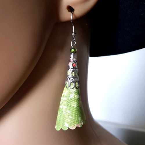Boucle d'oreille pompon en tissue vert clair, bleu, jaune, coupelle, perles en verre, crochet en métal acier inoxydable argenté