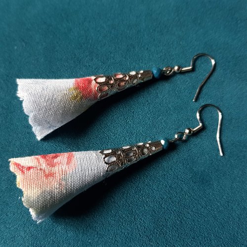 Boucle d'oreille pompon en tissue bleu, vieux rose, coupelle, perles en verre, crochet en métal acier inoxydable argenté