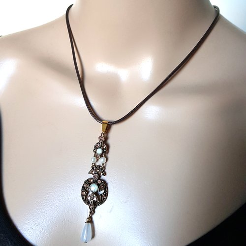 Collier pendentif doré avec strass perle, cordon cuir marron, fermoir, chaînette, métal doré