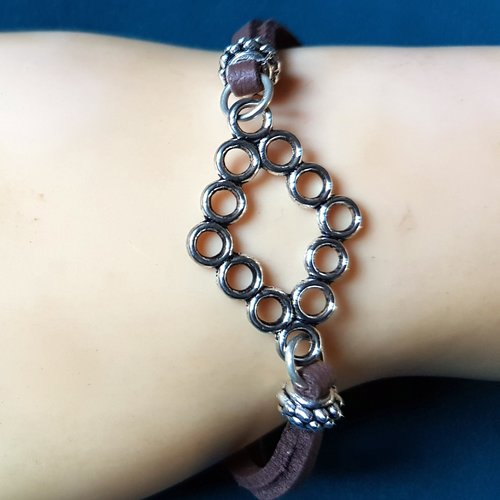 Bracelet en suédine marron, perles, connecteur, fermoir, chaîne d’extension en métal argenté clair