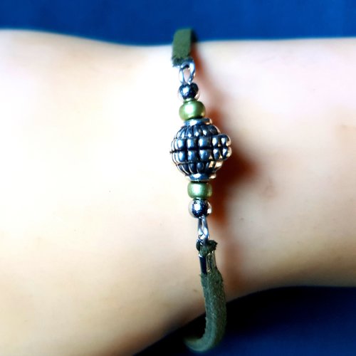 Bracelet en suédine vert kaki, perles, fermoir, chaîne d’extension en métal argenté clair