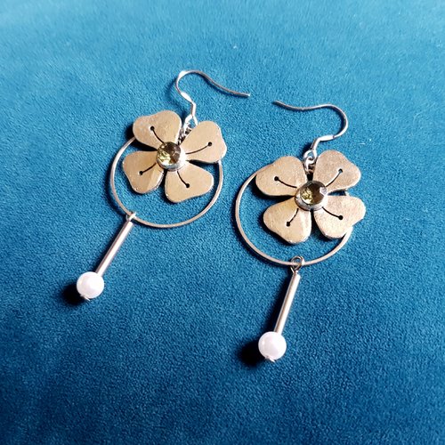 Boucle d'oreille fleurs, strass en verre vert, perles acrylique blanche, crochets en métal acier inoxydable argenté