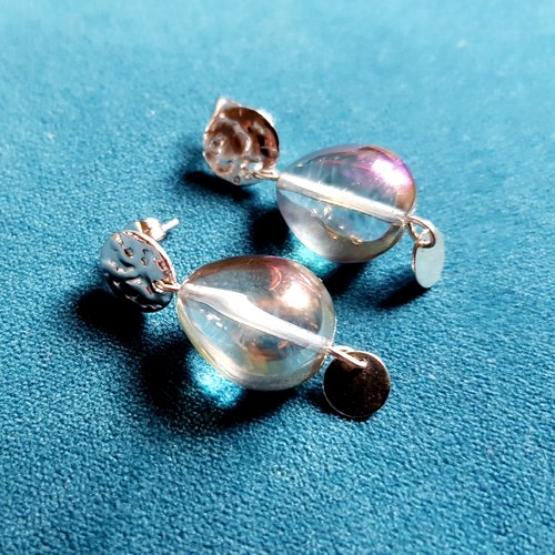 Boucle d'oreille perles en verre transparente avec reflets bleuté, violet, crochets puce en métal acier inoxydable argenté