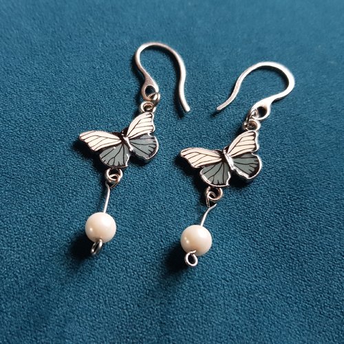 Boucle d'oreille papillon émaillé gris, blanc, perles blanche acrylique, crochet en métal acier inoxydable argenté