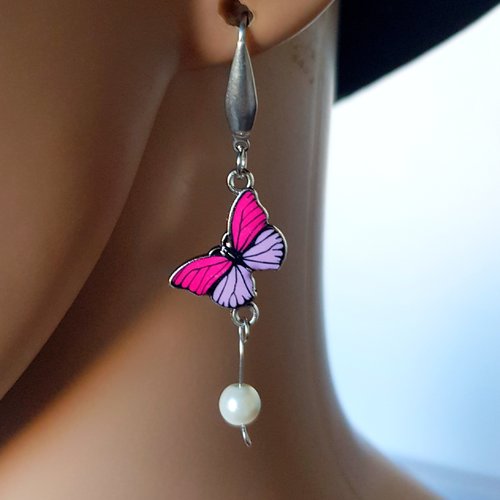 Boucle d'oreille papillon émaillé rose et fuchsia, perles blanche acrylique, crochet en métal acier inoxydable argenté