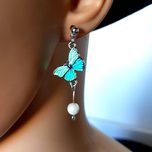 Boucle d'oreille papillon émaillé bleu turquoise, perles blanche acrylique, crochet en métal acier inoxydable argenté