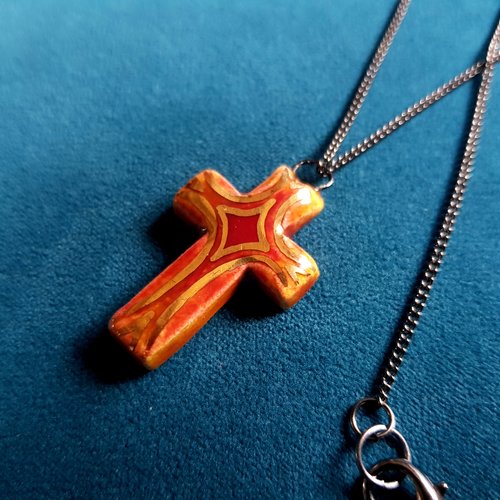 Collier pendentif, croix émaillé orange, doré, fermoir, chaîne en métal noir