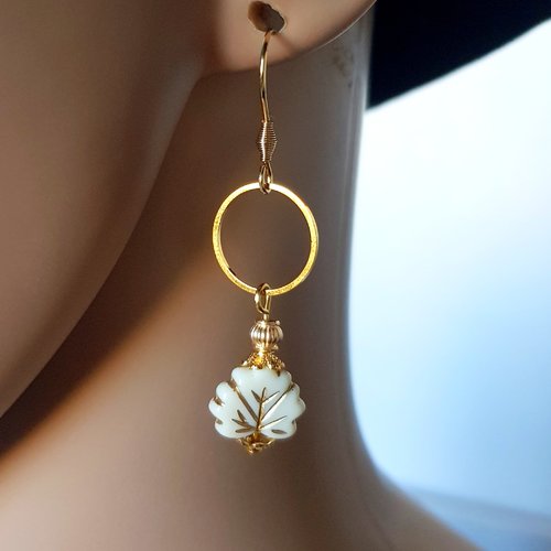 Boucle d'oreille perles feuille acrylique blanc cassé, crochet en métal acier inoxydable doré