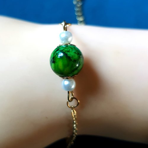 Bracelet perles en verre verte marbré, chaîne, fermoir en métal acier inoxydable doré