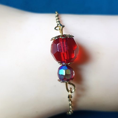 Bracelet perles en verre rouge, chaîne, fermoir en métal acier inoxydable doré