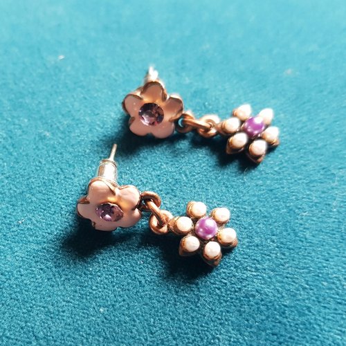Boucle d'oreille fleurs émaillé rose clair, strass violet, tige argenté, métal cuivre