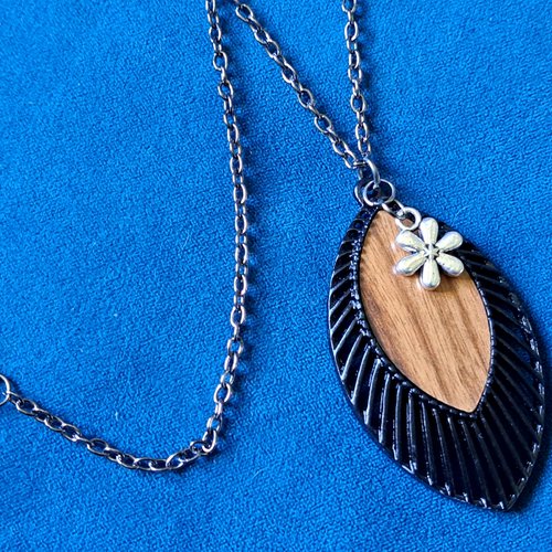 Sautoir collier pendentif noir et marron initiation bois, fleure argenté, fermoir, chaîne métal noir