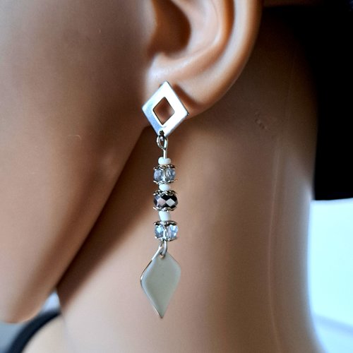 Boucle d'oreille losange émaillé blanc, perles en verre, crochet puce en métal acier inoxydable argenté