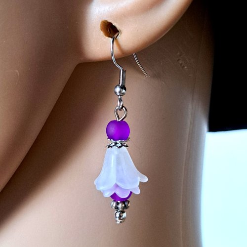 Boucle d'oreille cloche acrylique blanche, perles violette, crochets en métal acier inoxydable