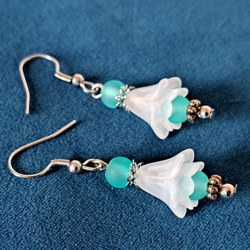 Boucle d'oreille cloche acrylique blanche, perles bleu, crochets en métal acier inoxydable argenté