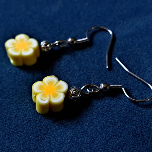 Boucle d'oreille fleur acrylique jaune, blanc, orange, jaune, perles, crochets en métal acier inoxydable argenté