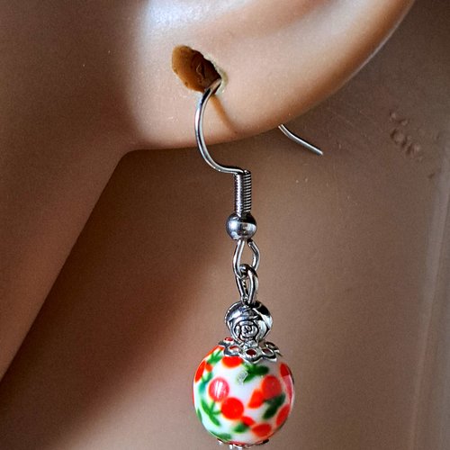 Boucle d'oreille perles avec dessin de cerises acrylique blanc, rouge, vert, crochets en métal acier inoxydable argenté