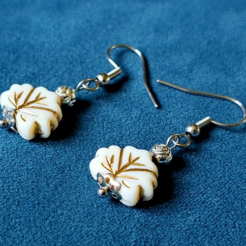 Boucle d'oreille perles feuille acrylique beige, doré, crochets en métal acier inoxydable argenté