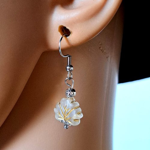 Boucle d'oreille perles feuille acrylique beige givré, doré, crochets en métal acier inoxydable argenté