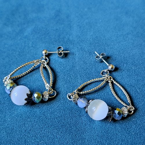 Boucle d'oreille perles en verre blanche givré, bleu, crochets puce en métal acier inoxydable argenté