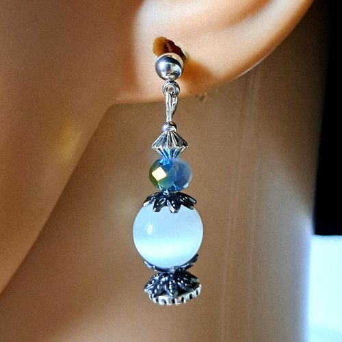 Boucle d'oreille perles en verre blanche givré, bleu, crochets puce en métal acier inoxydable argenté