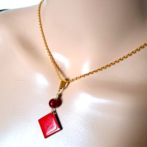 Collier pendentif carré émaillé rouge, perles en verre, chaîne en métal  acier inoxydable doré
