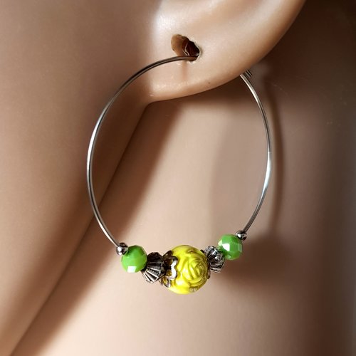 Boucle d'oreille créole fleurs en acrylique jaune, perles en verre vert clair, métal acier inoxydable argenté